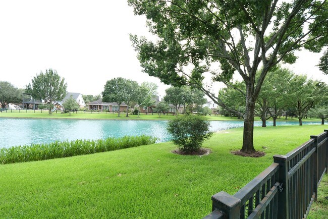 Building Photo - 22719 Sierra Lake Ct