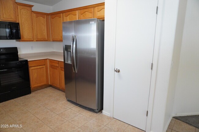 Building Photo - 825 E Lamonte St