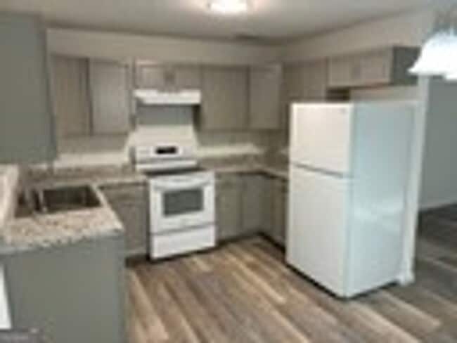 Building Photo - 605 Douglas Dr