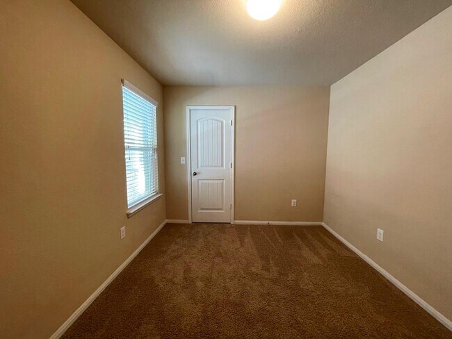 Building Photo - 3400 Ortman Dr