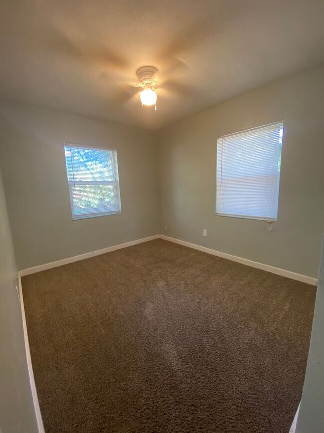 Building Photo - Cottage Home in Seminole Manor