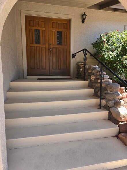 Building Photo - 330 Fairway Oaks Dr