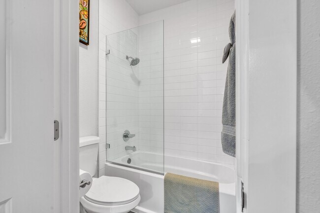 Building Photo - 433 E Tamarack Ave