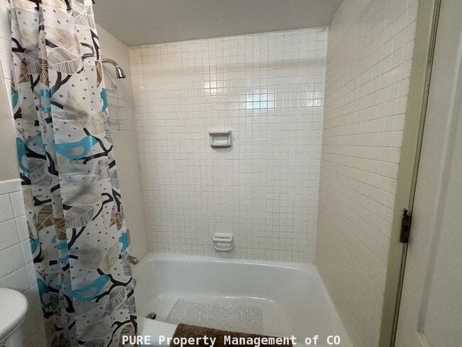 Building Photo - Large furnished studio apartment!