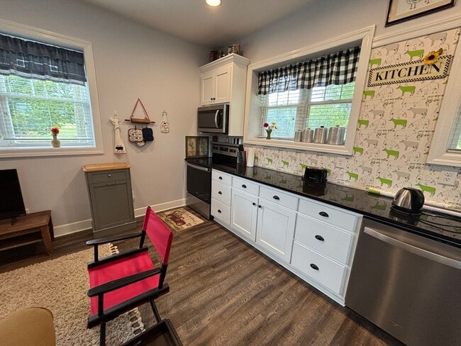 Building Photo - Charming Country House Fully Furnished