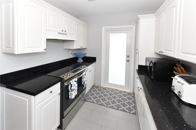 Building Photo - 340 Russlyn Dr