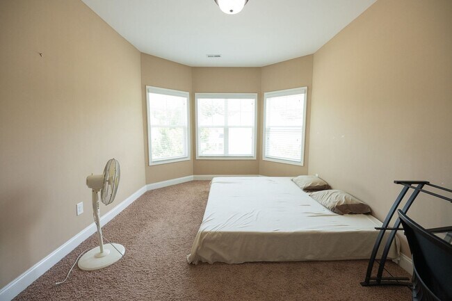 Building Photo - Spacious stunning 5-Bedroom 4 bathroom Home in a Desirable Neighborhood in Summerfield NC