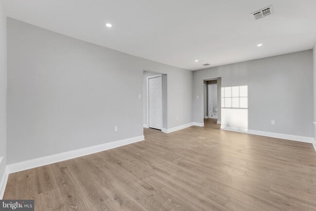 Building Photo - 15 N Main St