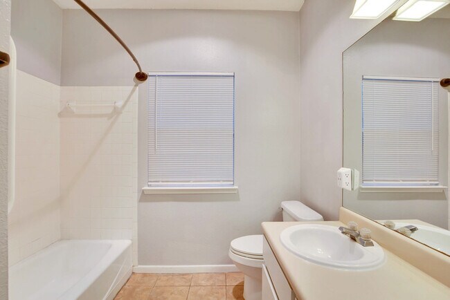 Building Photo - 3113 Robinson Ave