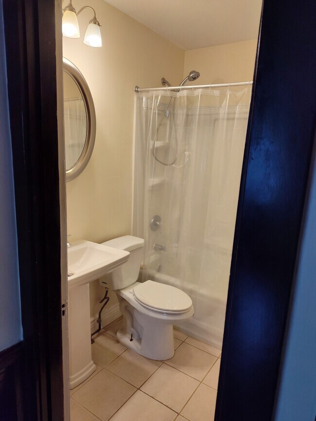 Building Photo - 5423 Rolston Ave