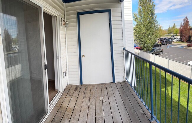 Building Photo - Spacious 3 bedroom 2 bathroom apartment with Garage and W/D.