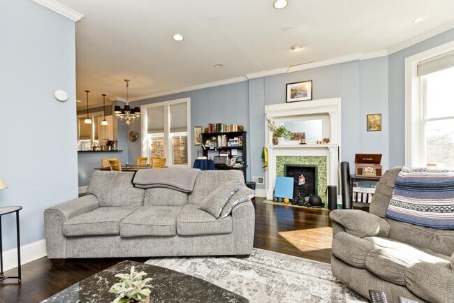 Building Photo - 3 bedroom in Chicago IL 60607