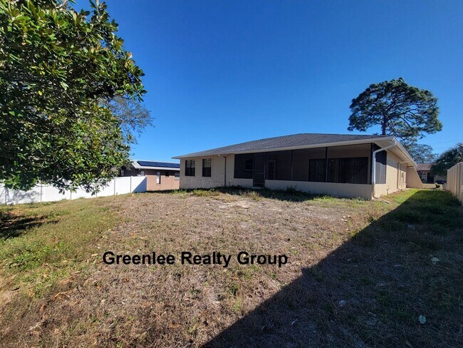 Building Photo - Large 3 Bed/2Bath/2 Car Garage Home in Port Richey- 1914 sqft!