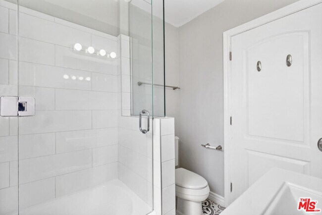 Building Photo - 920 Westbourne Dr