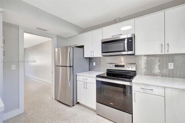 Building Photo - 2190 NE 51st Ct