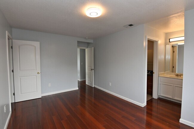 Building Photo - 930 Alexis Ct