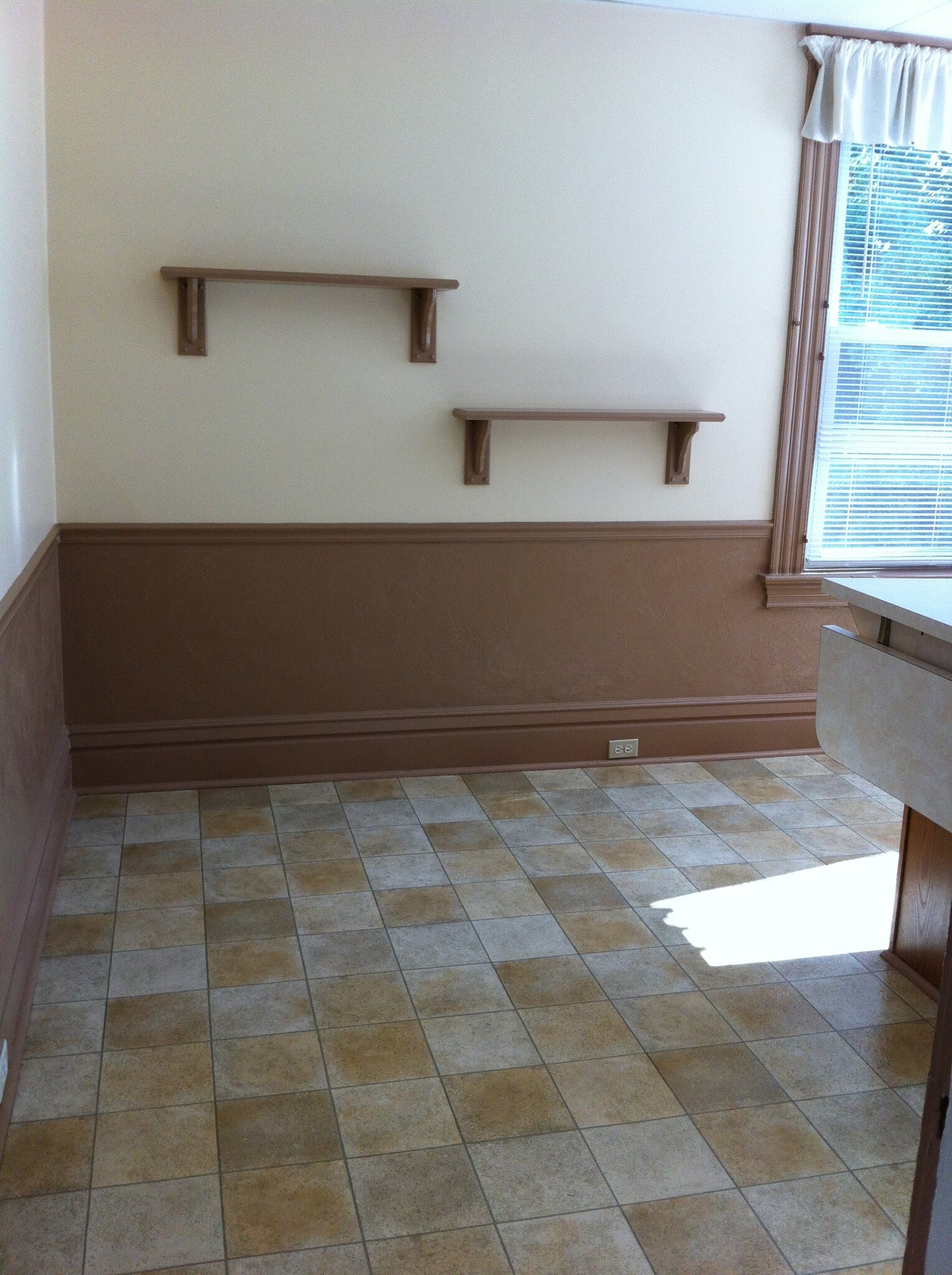 Eat-In Kitchen (14'4" x 13'6') - 933 S Trenton Ave