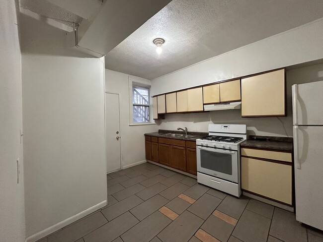 Building Photo - 2 BEDROOM LOCATED IN THE HEART OF THE ART ...