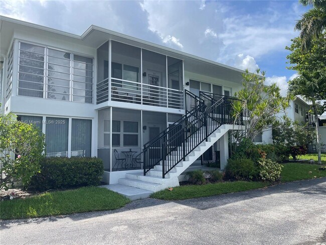 Primary Photo - 1060 SE 14th Pl