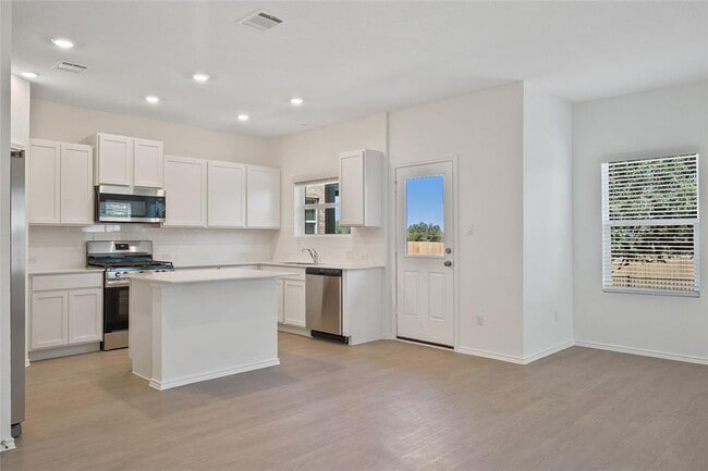 Building Photo - 1721 Roaming Oak Bnd
