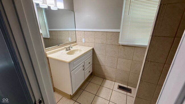 Building Photo - 2215 Durham Dr