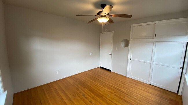Building Photo - Large 3 bed 2 bath on 62nd!