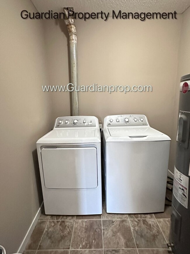 Building Photo - Brooklyn Park End Unit Town Home, Dishwasher, Washer/Dryer, Dedicated Office