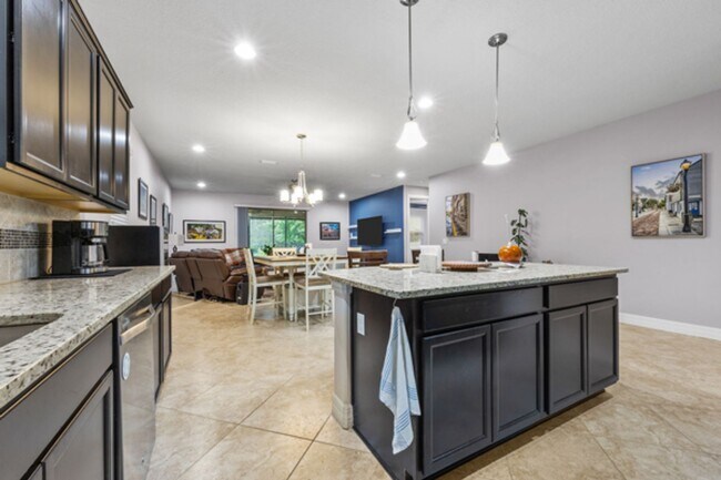 Building Photo - Beautifully Maintained home in Pool Community!