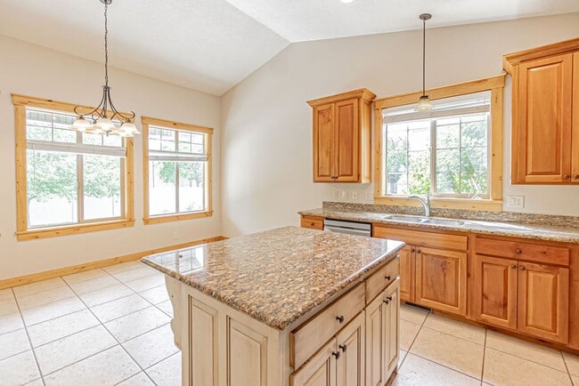 Building Photo - Beautiful- 5 bed/3 bath, 3 car garage and ...