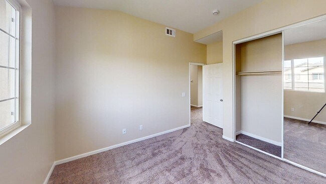 Building Photo - Beautiful Newly Upgraded 4 bedroom 3 bathr...