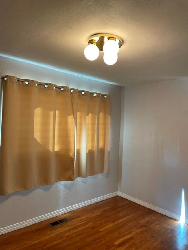 Building Photo - Great home near OIT and Hospital