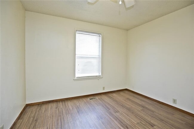 Building Photo - 726 McClure Ave