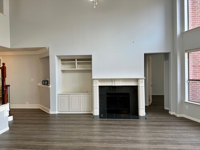 Building Photo - 928 Falcon Dr