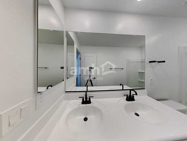 Building Photo - 4137 S 105th Dr