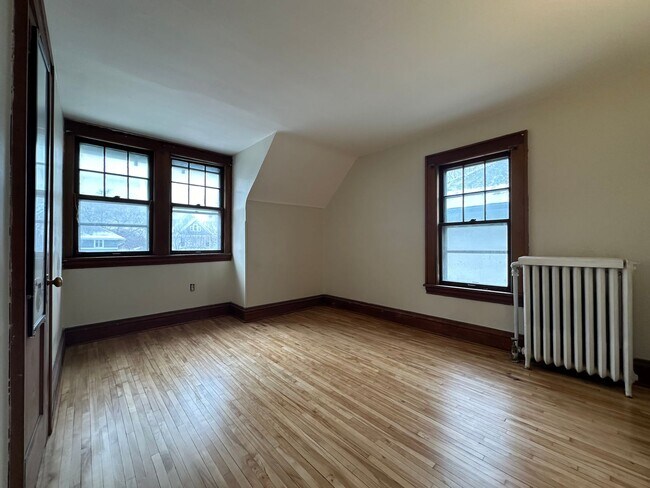 Building Photo - Charming 6 Bedroom Home in St.Paul!