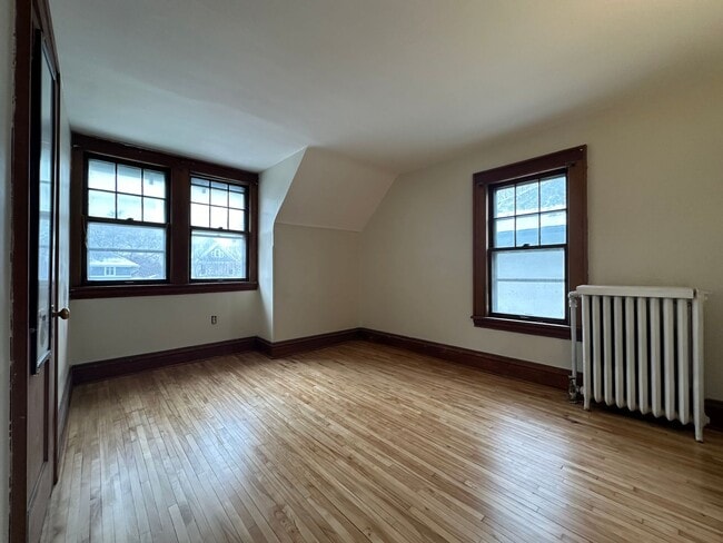 Building Photo - Inviting 6 Bedroom 1.5 Bathroom Home in St. Paul!