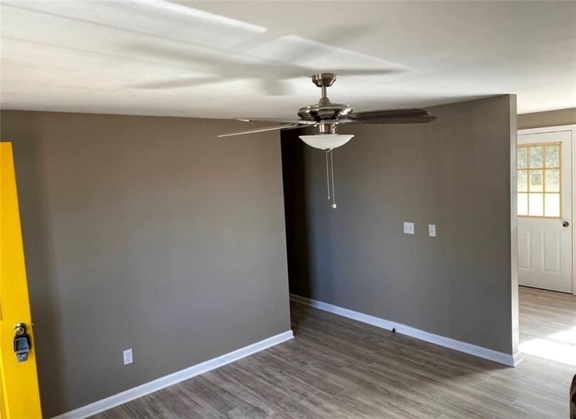 Building Photo - 545 Spring St