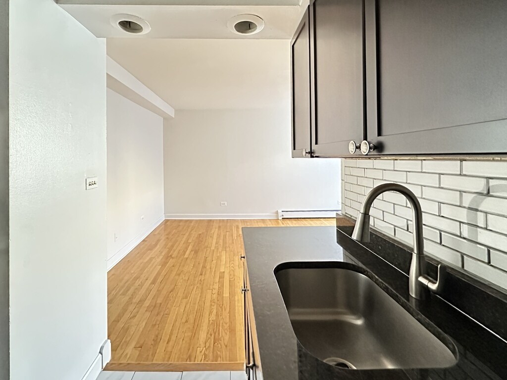 Building Photo - 6830 N Sheridan Rd