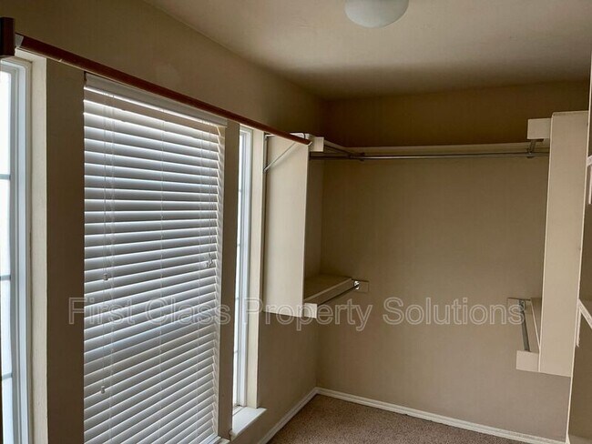 Building Photo - 917 Renita Way