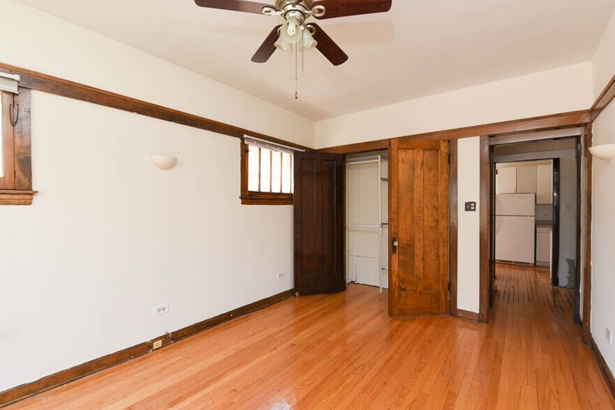 Building Photo - 821 W Waveland Ave