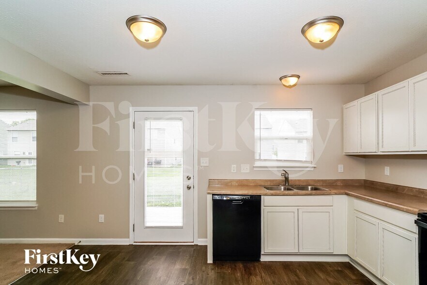 Building Photo - 8123 Fisher Bend Dr