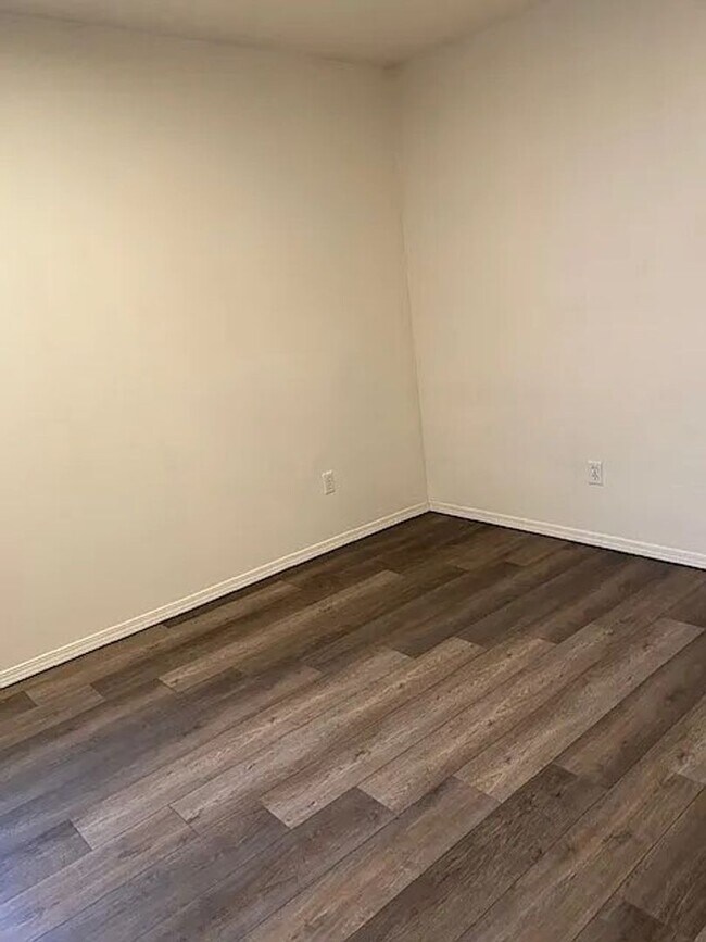 Building Photo - 839 S Division St