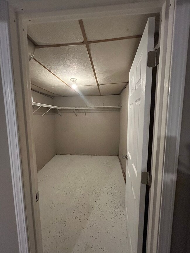 Building Photo - RENT THIS 2 BEDROOM ON A QUIET BLOCK!