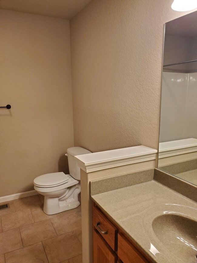 Building Photo - Beautiful Townhome Plenty of Space