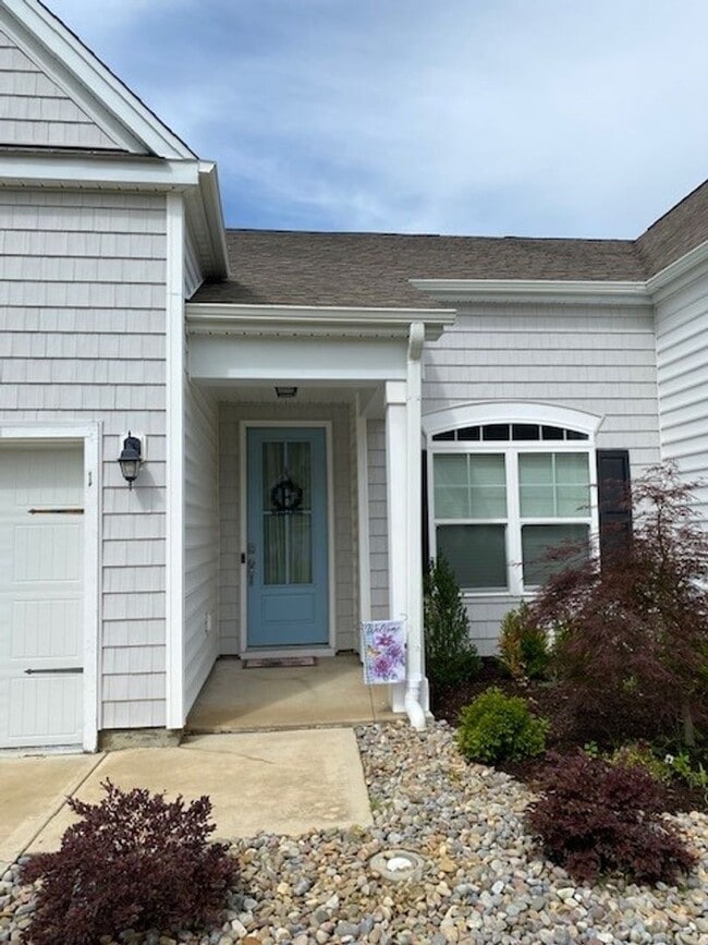 Building Photo - Welcome to this fully furnished 3-bedroom, 3-bathroom townhouse located in the vibrant Hawkeswate...