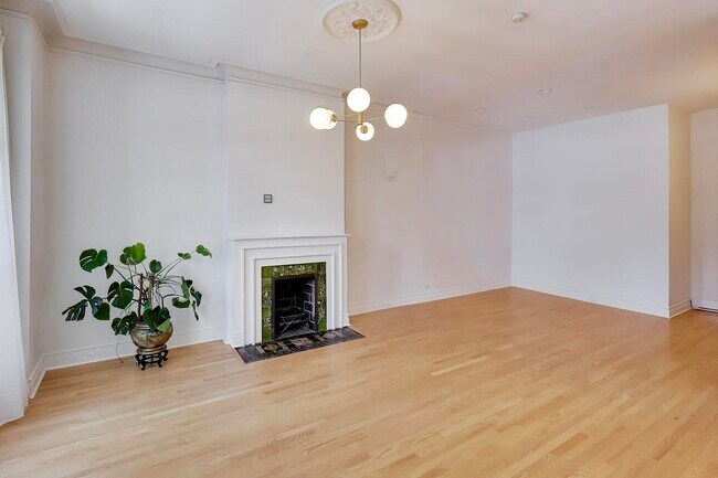 Building Photo - 1402 N La Salle Dr