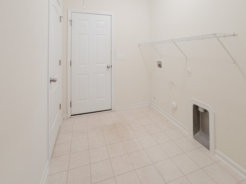 Building Photo - 3835 Raintree Dr