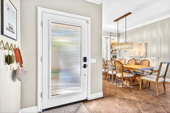 Building Photo - 10 Colonial Dr