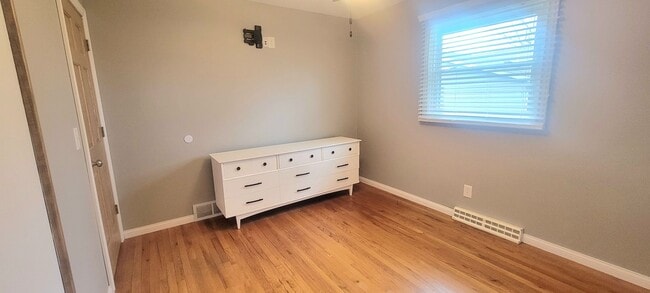 Building Photo - Small town Macon!