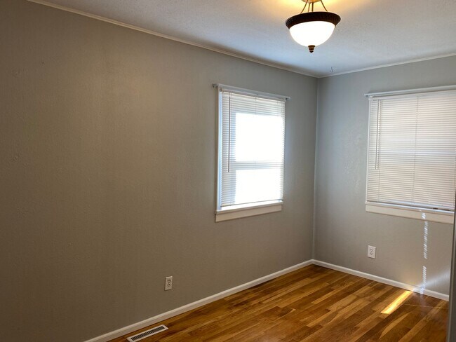 Building Photo - Beautiful 3 bed/2 bath On South Hill!